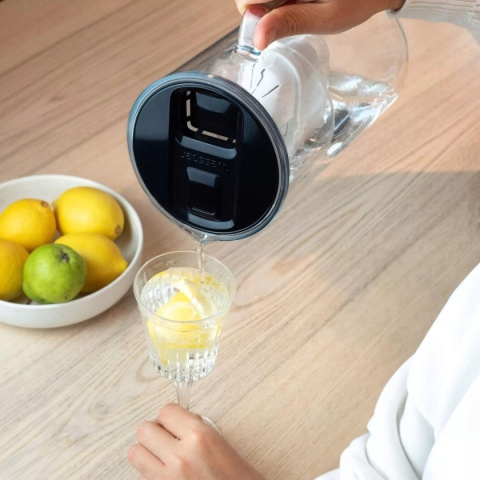 Dzbanek filtrujący wodę szklany Wessper Aquamax D2 z licznikiem 3 l Czarny